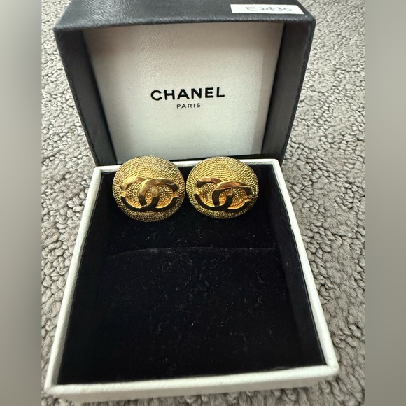 Chanel Authentic Vintage round CC Logo Clip On Earrings - Picture 8 of 9